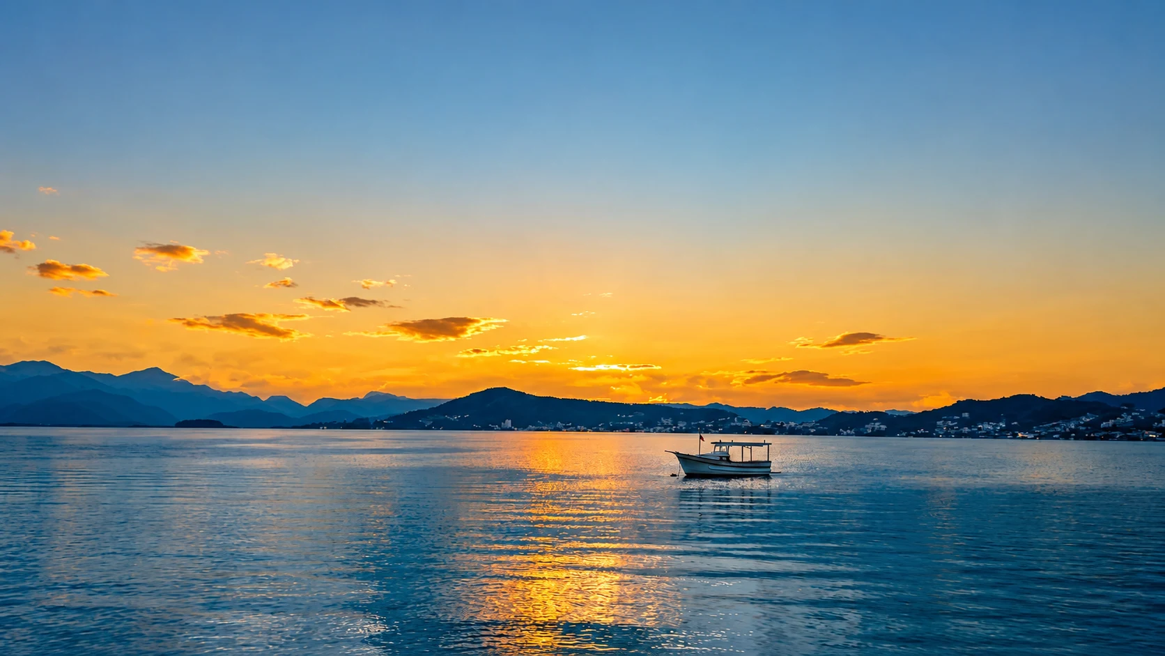 Pôr do sol sobre o mar com barco - Escutas e Travessias