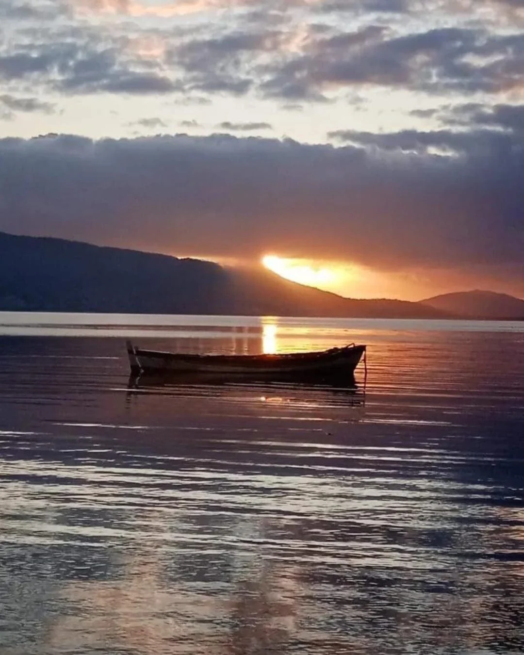 Barco ao pôr do sol — Praia de Bom Abrigo, Florianópolis