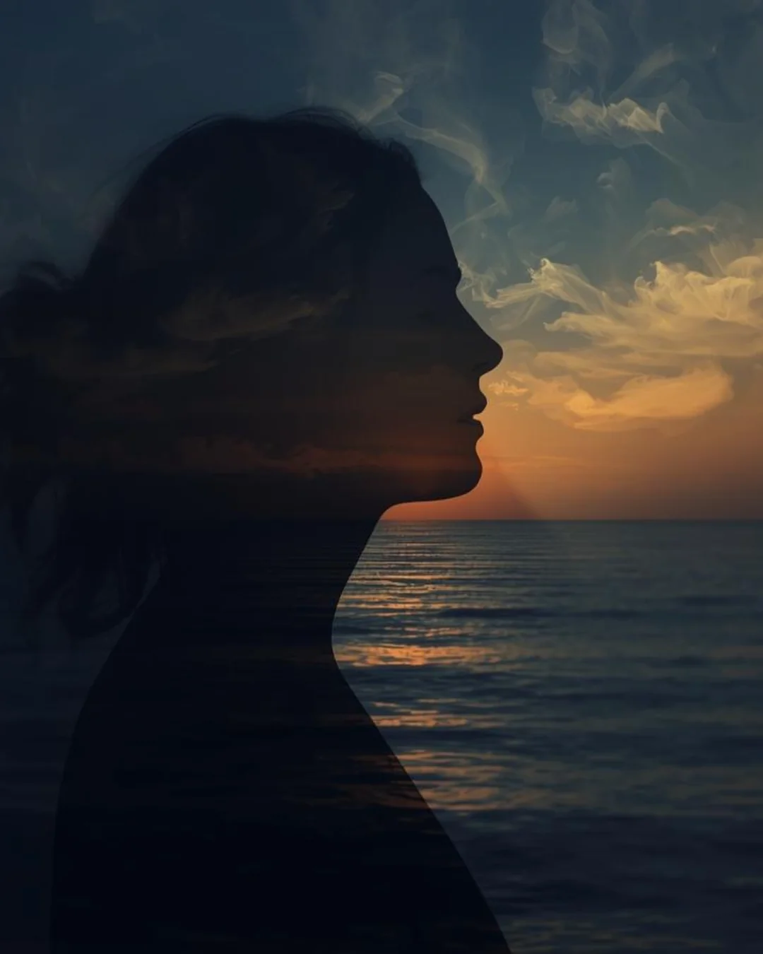 Silhueta feminina com pôr do sol refletido, dupla exposição